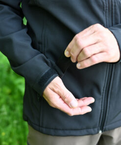 Softshell Jacke für Karpfenangler: warme, bequeme Angler Softshell Jacke mit Stick. Windabweisende Karpfen Jacke zum Angeln mit Ärmeln mit Klettverschluss. Ein besonderes Geschenk für Karpfenangler.