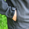 Softshell Jacke für Karpfenangler: warme, bequeme Angler Softshell Jacke mit Stick. Windabweisende Karpfen Jacke zum Angeln mit Taschen mit Reißverschluss. Ein besonderes Geschenk für Karpfenangler.