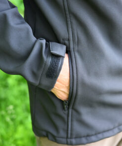 Softshell Jacke für Karpfenangler: warme, bequeme Angler Softshell Jacke mit Stick. Windabweisende Karpfen Jacke zum Angeln mit Taschen mit Reißverschluss. Ein besonderes Geschenk für Karpfenangler.