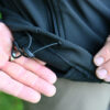 Softshell Jacke für Karpfenangler: warme, bequeme Angler Softshell Jacke mit Stick. Windabweisende Karpfen Jacke zum Angeln mit Kordelzug am Saum. Ein besonderes Geschenk für Karpfenangler.