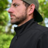 Softshell Jacke für Karpfenangler: warme, bequeme Angler Softshell Jacke mit Stick. Windabweisende Karpfen Jacke zum Angeln mit Kinnschutz. Ein besonderes Geschenk für Karpfenangler.