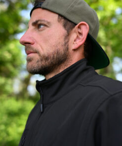Softshell Jacke für Karpfenangler: warme, bequeme Angler Softshell Jacke mit Stick. Windabweisende Karpfen Jacke zum Angeln mit Kinnschutz. Ein besonderes Geschenk für Karpfenangler.
