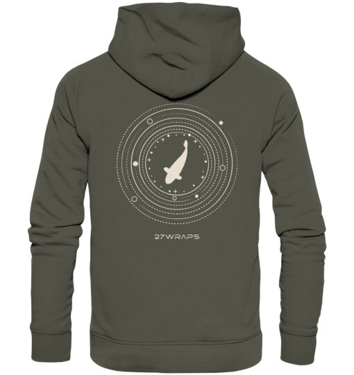 Premium Bio Karpfen Hoodie für Karpfenangler: Moon Carp Hoodie für Karpfenangler mit Rückendruck in Olivgrün. Ein tolles Angler Geschenk.