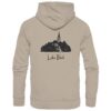 Der sandfarbene Lake Bled Hoodie für Karpfenangler mit elegantem Rückendruck. Karpfen Hoodie aus Bio-Baumwolle mit besonderem Bled Druck. Ein tolles Geschenk für Karpfenangler.