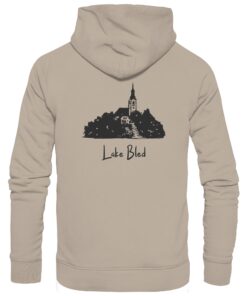 Der sandfarbene Lake Bled Hoodie für Karpfenangler mit elegantem Rückendruck. Karpfen Hoodie aus Bio-Baumwolle mit besonderem Bled Druck. Ein tolles Geschenk für Karpfenangler.