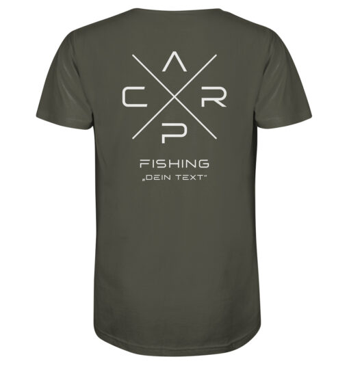 Olivgrünes Carp Fishing Karpfen Shirt mit elegantem Rückendruck für Karpfenangler. Personalisiertes Karpfen Shirt für Angler. Ein tolles Geschenk für Angler.