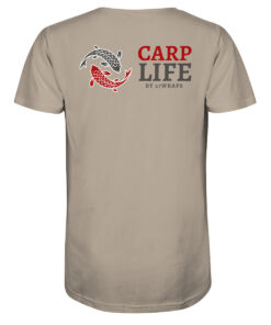 Bio Karpfen T-Shirt für Karpfenangler: sandfarbenes Carp Life T-Shirt für Angler mit Rückendruck.