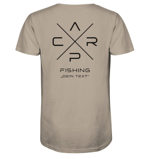 Sandfarbenes Carp Fishing Karpfen Shirt mit elegantem Rückendruck für Karpfenangler. Personalisiertes Karpfen Shirt für Angler. Ein tolles Geschenk für Angler.