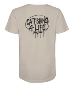 Catfishing 4 Life Graffiti T-Shirt für Welsangler: ein urbanes Wels Shirt für Angler mit Rückendruck in sandfarben. Ein besonderes Waller T-Shirt und eine tolle Geschenkidee für Welsangler.