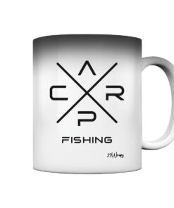 Carp Fishing Zaubertasse für Angler. Ein tolles Angler Geschenk für Karpfenangler. Nachhaltige Angler Geschenke und Angler Tassen hier bestellen.