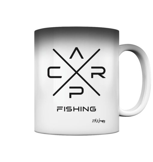 Carp Fishing Zaubertasse für Angler. Ein tolles Angler Geschenk für Karpfenangler. Nachhaltige Angler Geschenke und Angler Tassen hier bestellen.