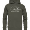 Karpfenangeln vom Boot: der Boatlife Karpfen Hoodie für Karpfenangler. Ein tolles Geschenk für Angler. Bio Angler Hoodie in Olivgrün bestellen.