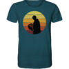 Das blaue Sunset Release Bio Karpfenangler T-Shirt zeigt einen Karpfenangler beim Catch and Release. Ein tolles Geschenk für Angler!