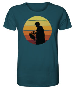 Das blaue Sunset Release Bio Karpfenangler T-Shirt zeigt einen Karpfenangler beim Catch and Release. Ein tolles Geschenk für Angler!