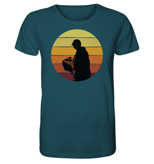 Das blaue Sunset Release Bio Karpfenangler T-Shirt zeigt einen Karpfenangler beim Catch and Release. Ein tolles Geschenk für Angler!