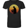 Das schwarze Sunset Release Bio Karpfenangler T-Shirt zeigt einen Karpfenangler beim Catch and Release. Ein tolles Geschenk für Angler!