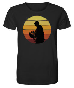 Das schwarze Sunset Release Bio Karpfenangler T-Shirt zeigt einen Karpfenangler beim Catch and Release. Ein tolles Geschenk für Angler!