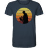 Das graublaue Sunset Release Bio Karpfenangler T-Shirt zeigt einen Karpfenangler beim Catch and Release. Ein tolles Geschenk für Angler!