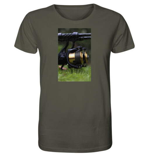 Bio Karpfen T-Shirt für Karpfenangler: olivgrünes Line Clip Karpfen Shirt für Angler. Ein tolles Angler Geschenk.