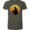 Das olivgrüne Sunset Release Bio Karpfenangler T-Shirt zeigt einen Karpfenangler beim Catch and Release. Ein tolles Geschenk für Angler!