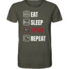 Lustiges Karpfen T-Shirt für Karpfenangler: olivgrünes Bio T-Shirt für Angler mit lustigem Druck: eat, sleep, spod, repeat.