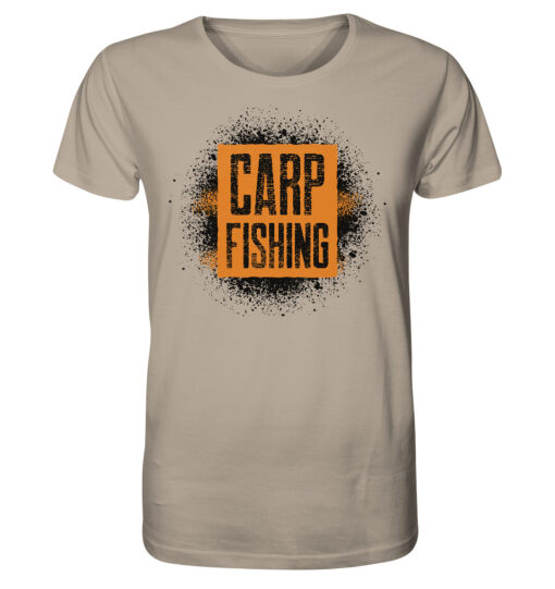 Bio T-Shirt für Karpfenangler: sandfarbenes Carpfishing sprayed Bio Carp Shirt für Angler.