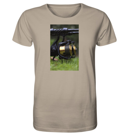 Bio Karpfen T-Shirt für Karpfenangler: sandfarbenes Line Clip Karpfen Shirt für Angler. Ein tolles Angler Geschenk.