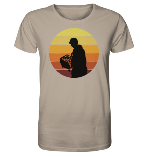 Das sandfarbene Sunset Release Bio Karpfenangler T-Shirt zeigt einen Karpfenangler beim Catch and Release. Ein tolles Geschenk für Angler!