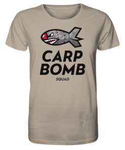 Carp Shirt für Karpfenangler: sandfarbenes Carp Bomb Squad T-Shirt für Angler mit lustigem Spod Futterraketen Druck.