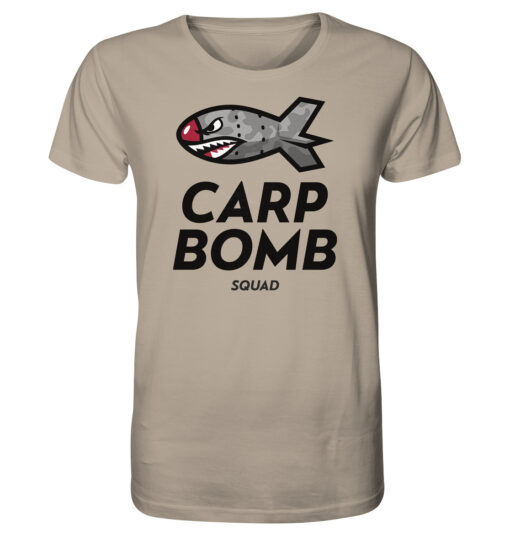 Carp Shirt für Karpfenangler: sandfarbenes Carp Bomb Squad T-Shirt für Angler mit lustigem Spod Futterraketen Druck.