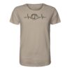Bio Karpfen Shirt für Karpfenangler mit Karpfenzelt und Herzschlaglinie: sandfarbenes Herzschlag Bivvy T-Shirt für Angler. Ein tolles Angler T-Shirt und Geschenk für Karpfenangler.