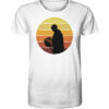 Das weiße Sunset Release Bio Karpfenangler T-Shirt zeigt einen Karpfenangler beim Catch and Release. Ein tolles Geschenk für Angler!