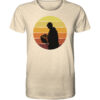 Das naturweiße Sunset Release Bio Karpfenangler T-Shirt zeigt einen Karpfenangler beim Catch and Release. Ein tolles Geschenk für Angler!
