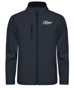 27Wraps Curved Softshell Jacke für Karpfenangler: warme, bequeme Angler Softshell Jacke mit Stick. Windabweisende Karpfen Jacke zum Angeln in Schwarz. Ein besonderes Geschenk für Karpfenangler.